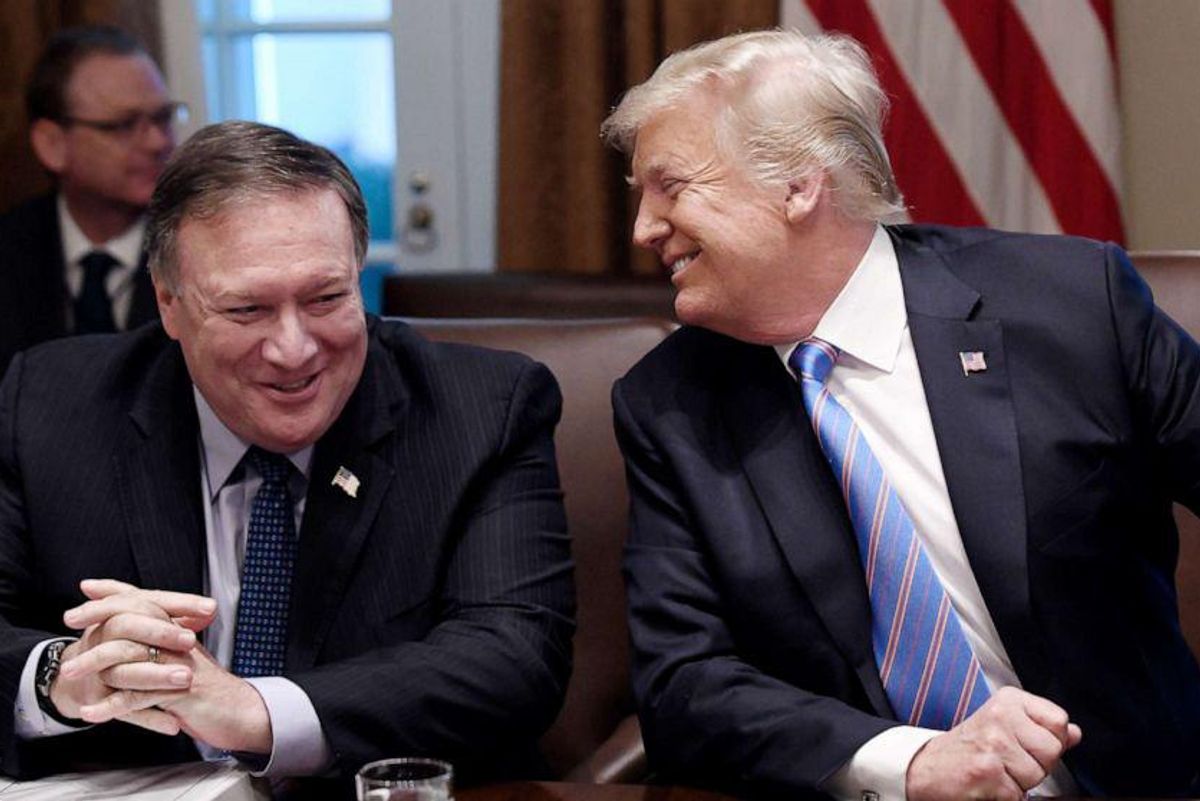 Image of Mike Pompeo (left) and Donald Trump (right) at a White House desk