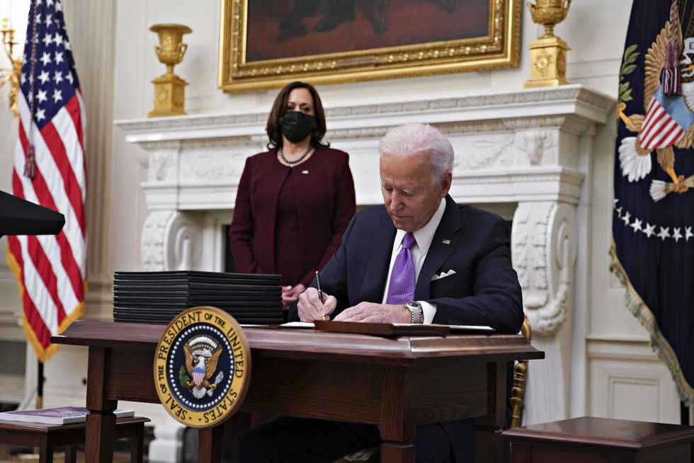 Biden signs 'wartime' COVID-19 executive orders, imposing national mask mandate on public transportation