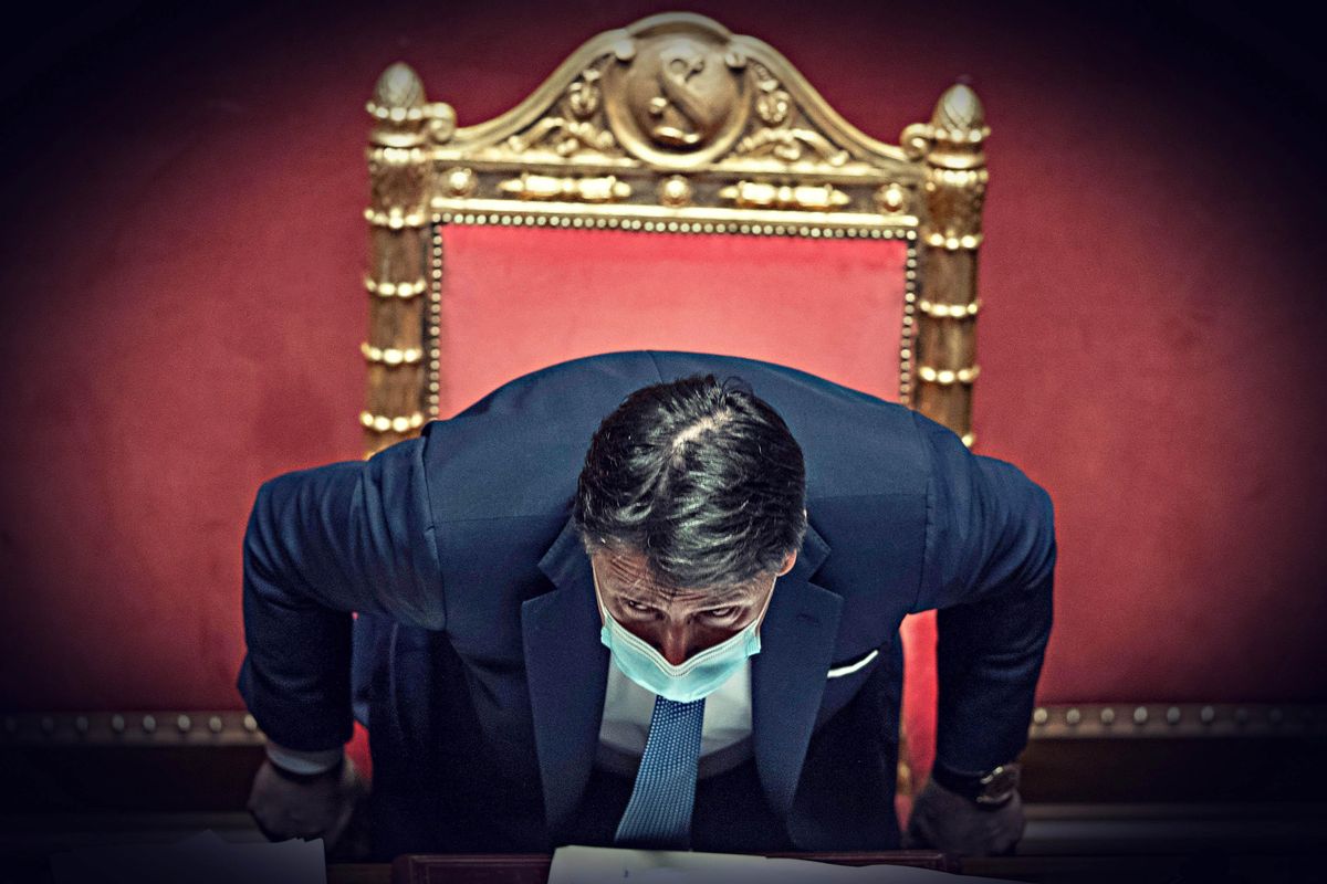 Conte in stallo nel suk dei senatori. E Renzi rifà capolino: «Noi ci siamo»