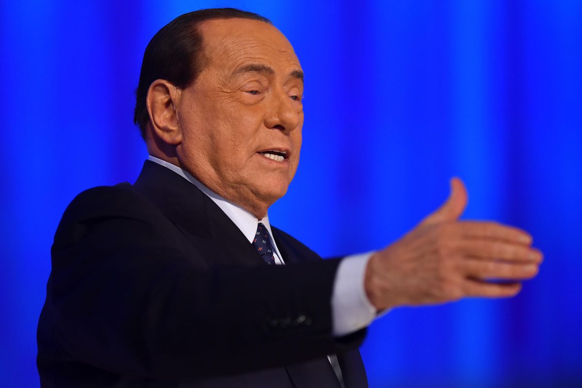 Berlusconi: «Governo nocivo al Paese, Renzi vada avanti»