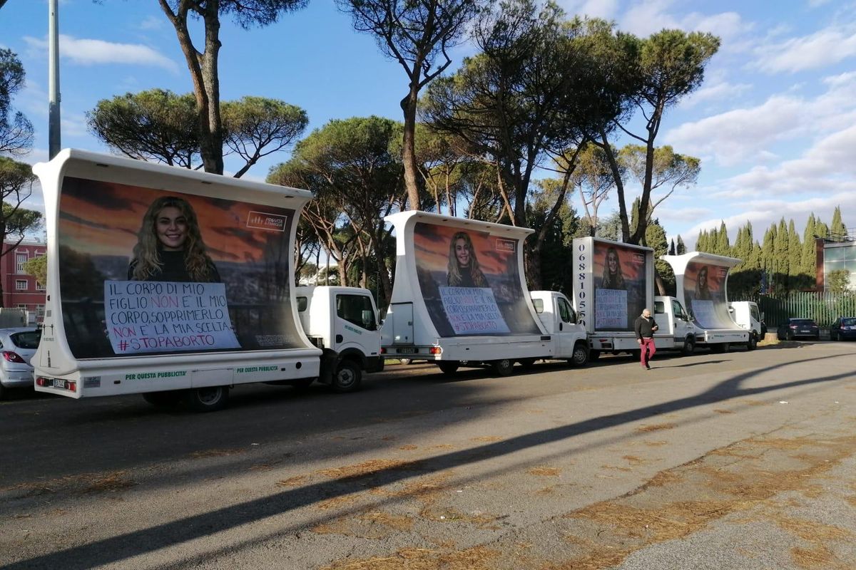 Manifesti choc aborto, Pro Vita e Famiglia: «Non prendiamo ordini dal Pd»