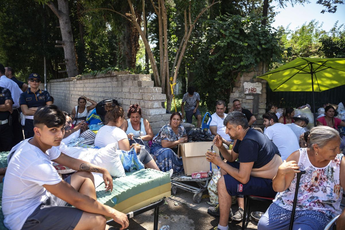 Palazzo Chigi chiude in casa gli italiani ma continua a difendere i campi rom