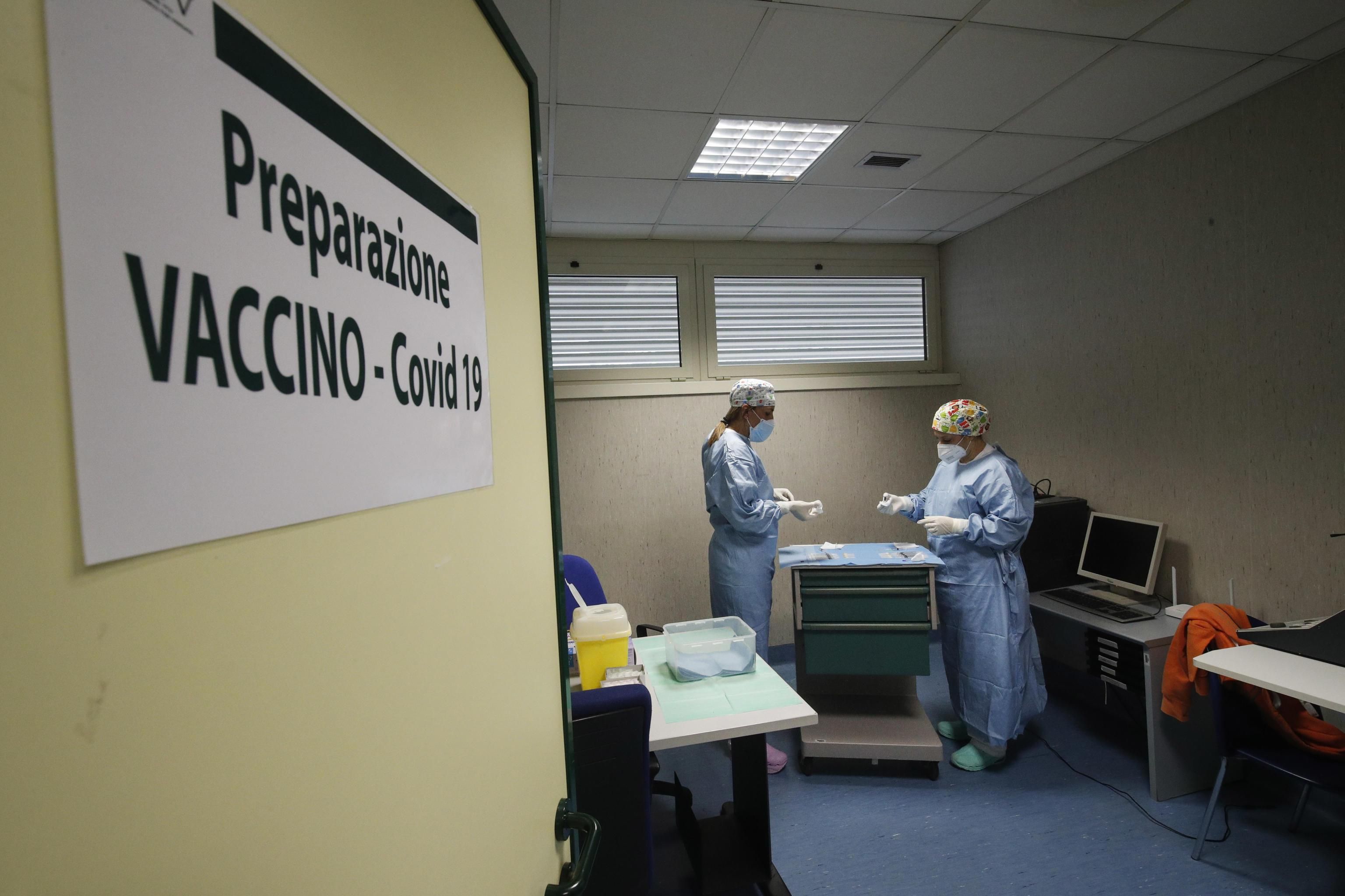 Vaccini e siringhe, che flop. Conte alza bandiera bianca