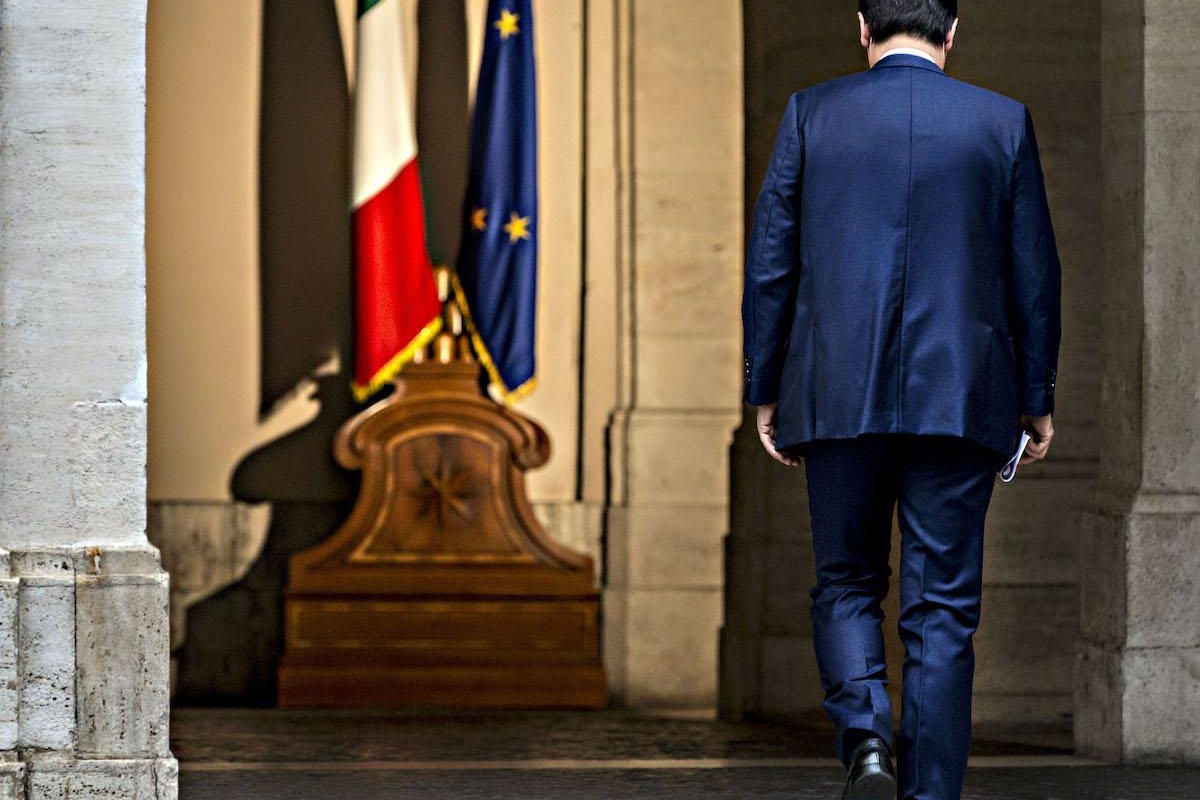 Conte lascia, ma prova a tornare