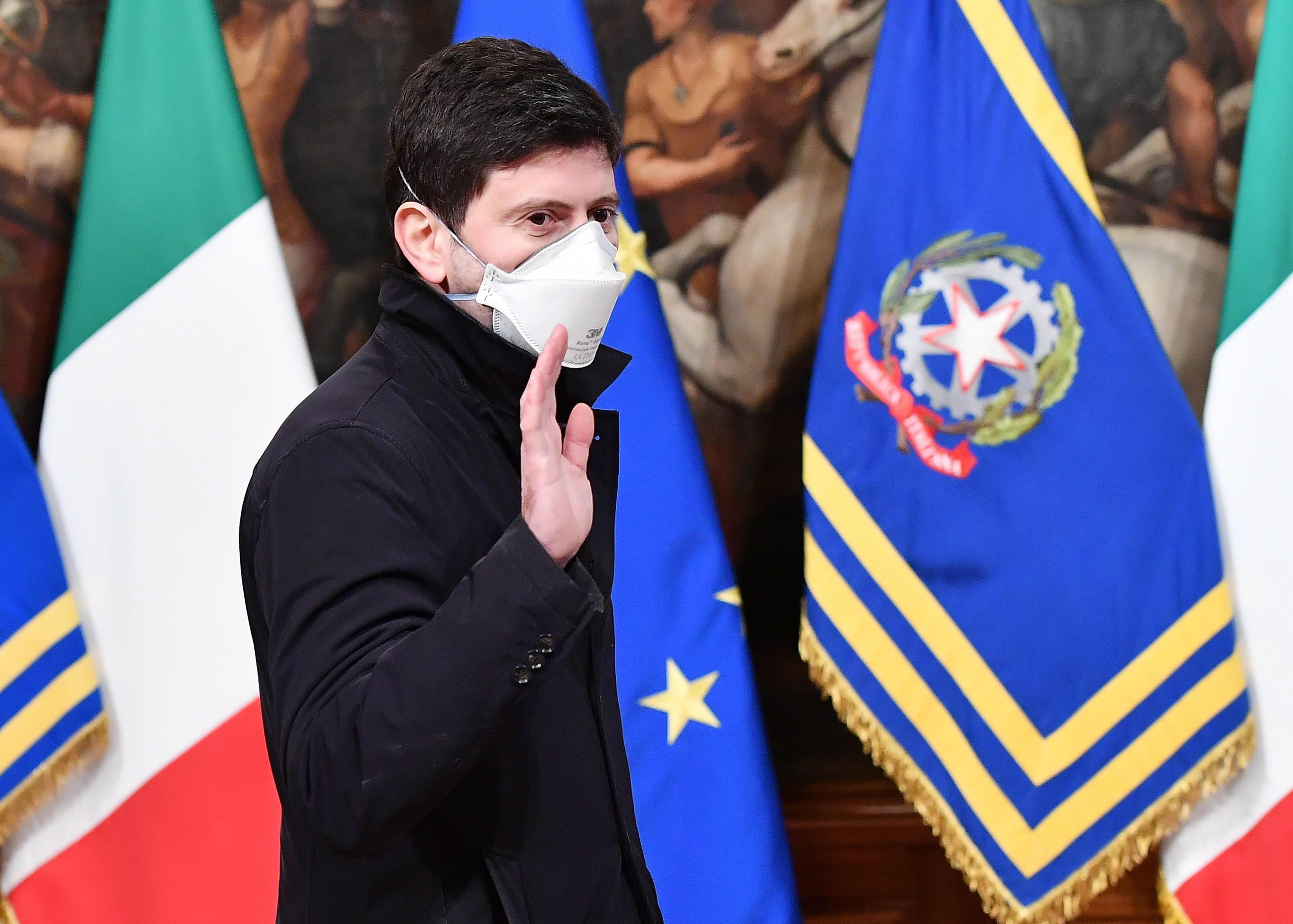 Le ha sbagliate tutte eppure Speranza è ancora al suo posto