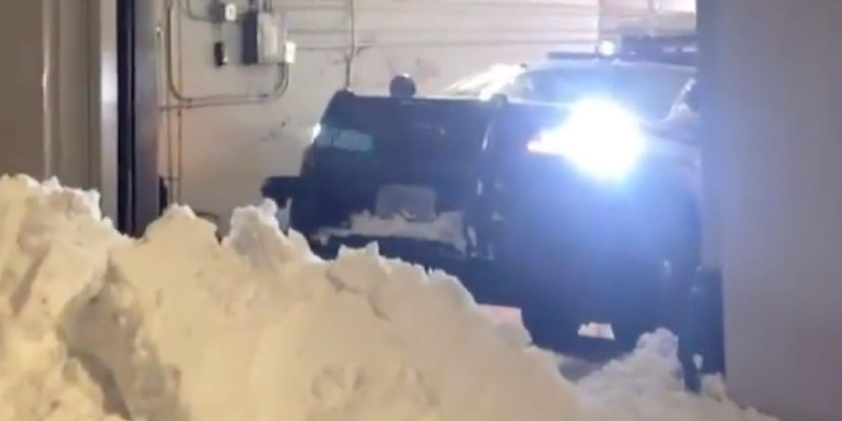 Protesters create large snow barrier outside precinct to prevent Seattle cops from responding to emergencies Protesters create large snow barrier outside precinct to prevent Seattle cops from responding to emergencies