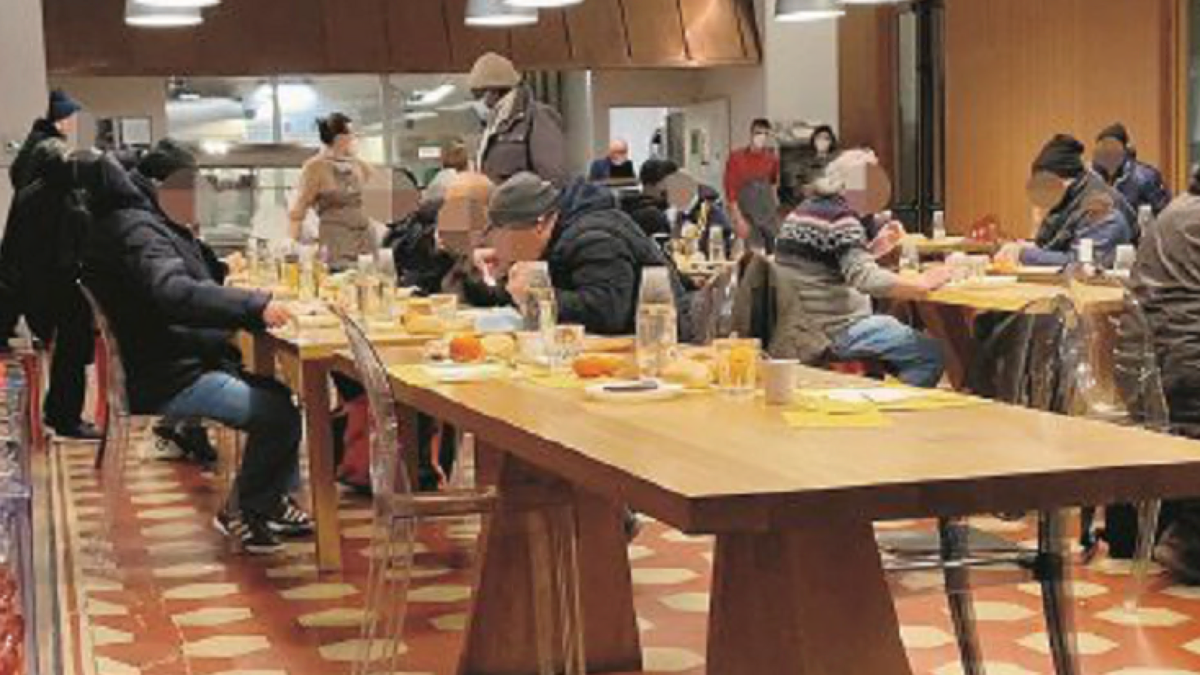 Un giorno al Refettorio Ambrosiano. Reportage tra i nuovi poveri da Covid