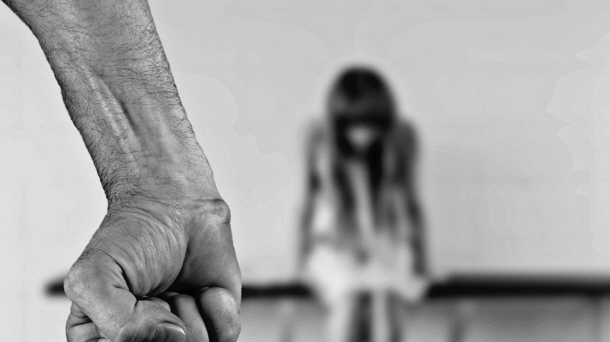 People Share Blatant Signs That Someone Is Being Manipulated