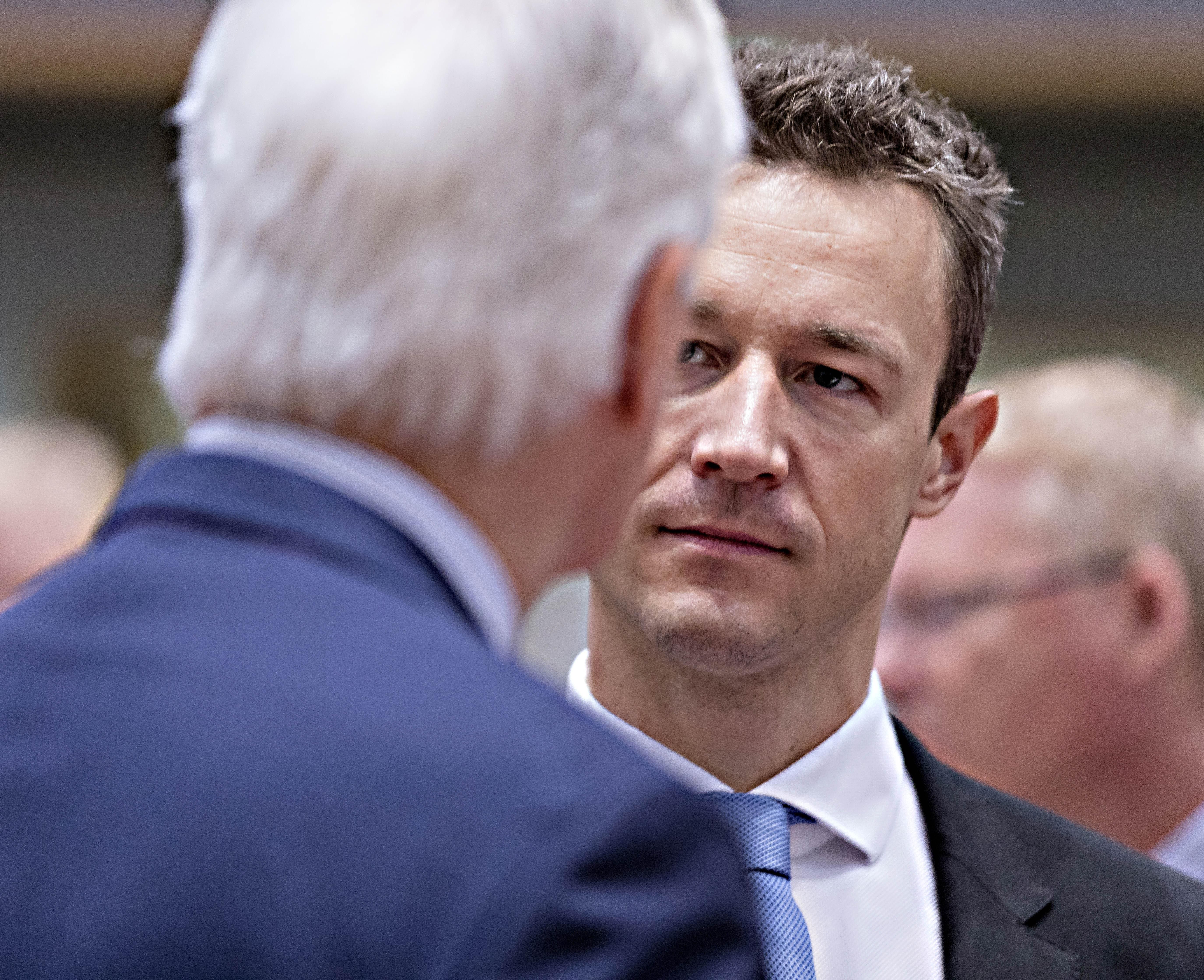 Il ministro austriaco nei guai per l’azzardo imbarazza Gentiloni