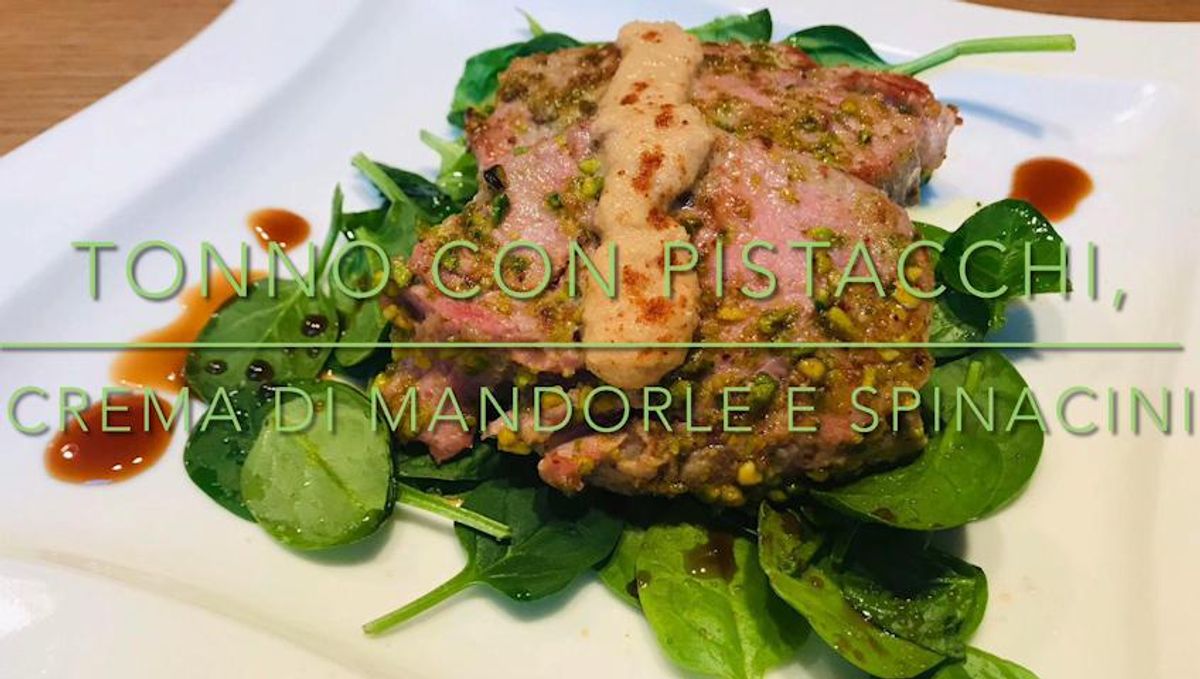 Cuciniamo insieme: tonno al pistacchio, crema di mandorle e spinaci