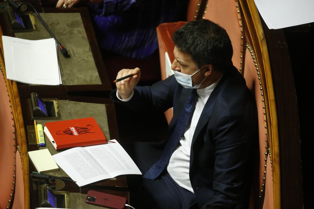 Renzi bloccato al 2%. Per sopravvivere lavora per prendersi l’eredità del Cav