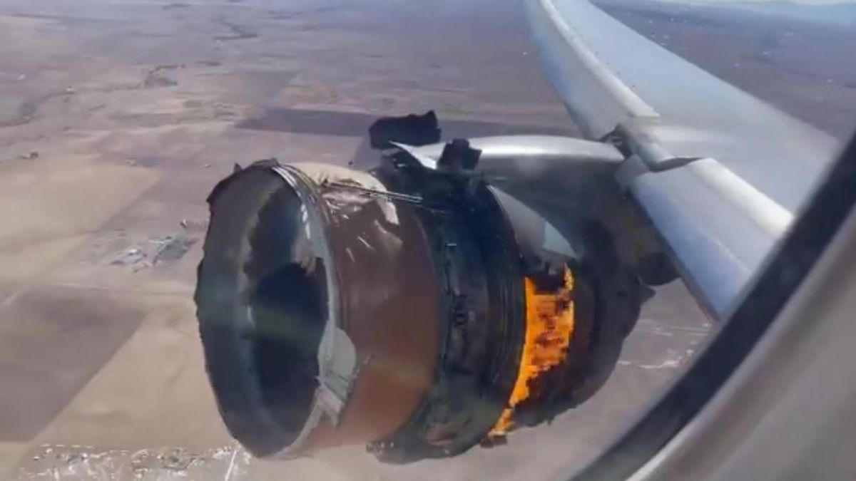 Video Captures Relieved Passengers Cheering After Pilot Lands Plane With Engine That Exploded