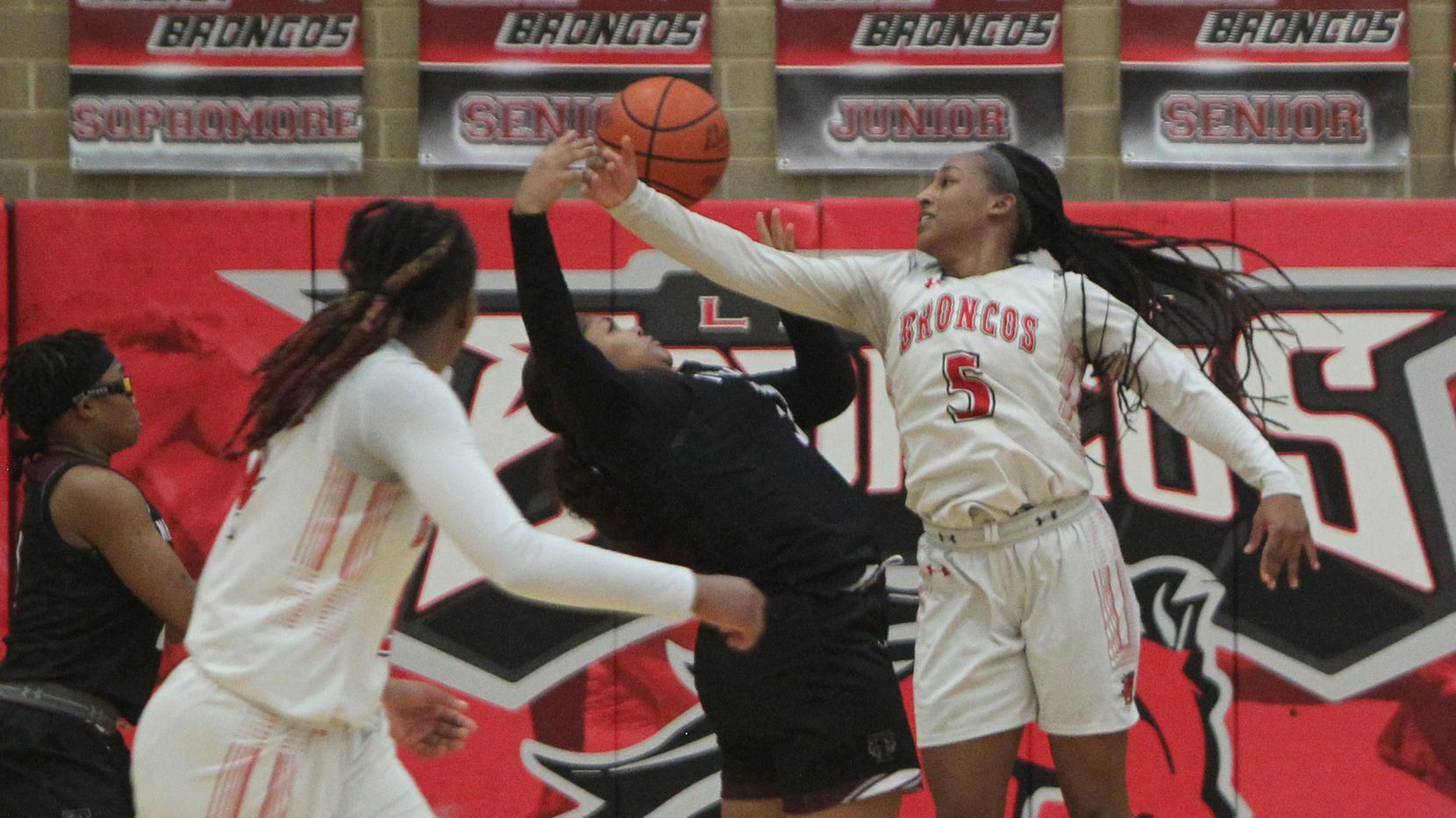 Legacy Super Sophomore Savannah Catalon receives 1,000 point ball