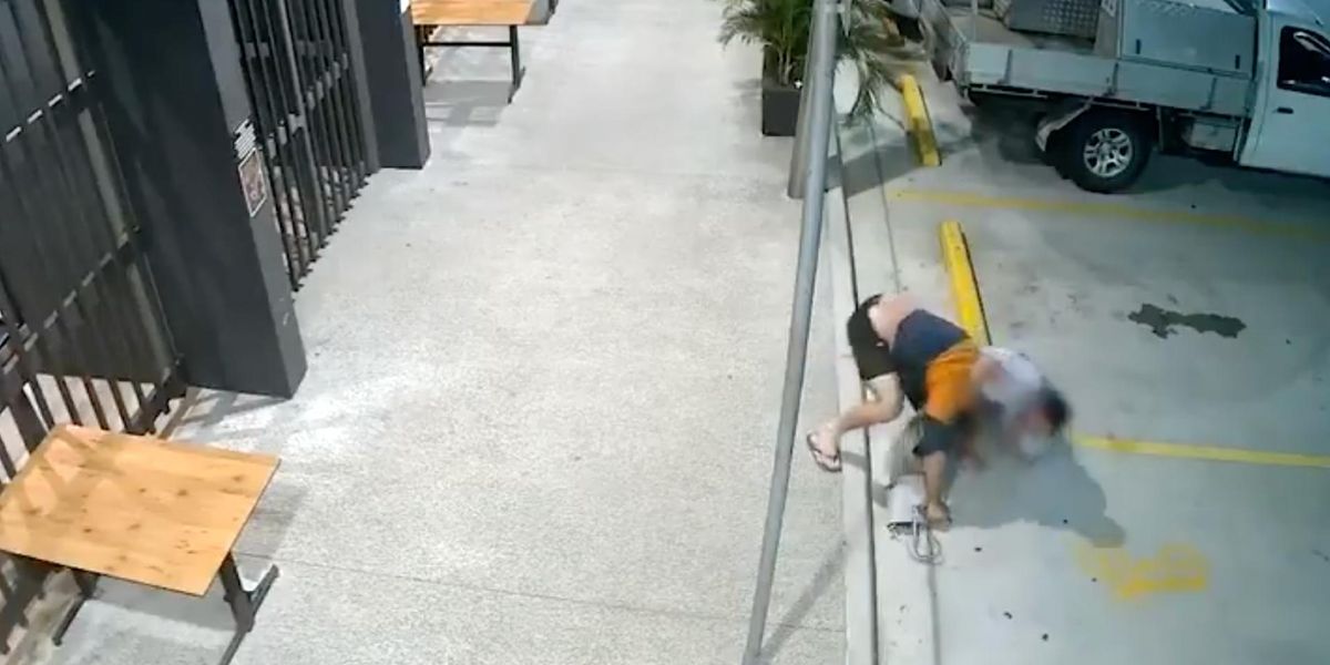 The video captures the moment when the grandmother chases, attacks the purse thief and throws him on the floor before taking the bag back