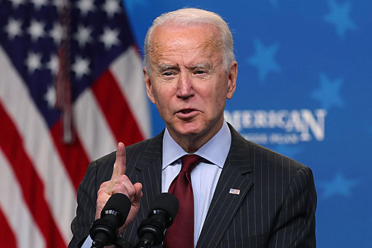 Biden ridà il via alle «guerre giuste». Bombe sulla Siria