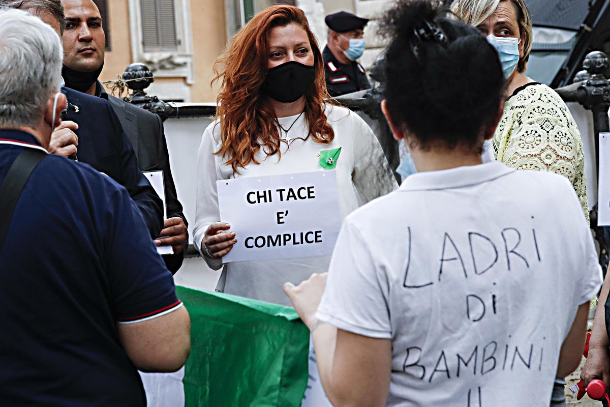 Tornano a casa i bambini di Bibbiano. Tribunale costretto alla retromarcia