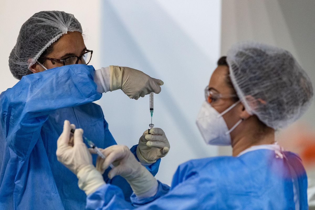 Non ci danno i vaccini ma parlano già di passaporti