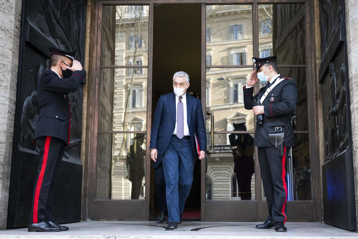 Non solo mascherine: Alitalia, Vaticano, Leonardo. L’inchiesta sulle maxi forniture è una polveriera