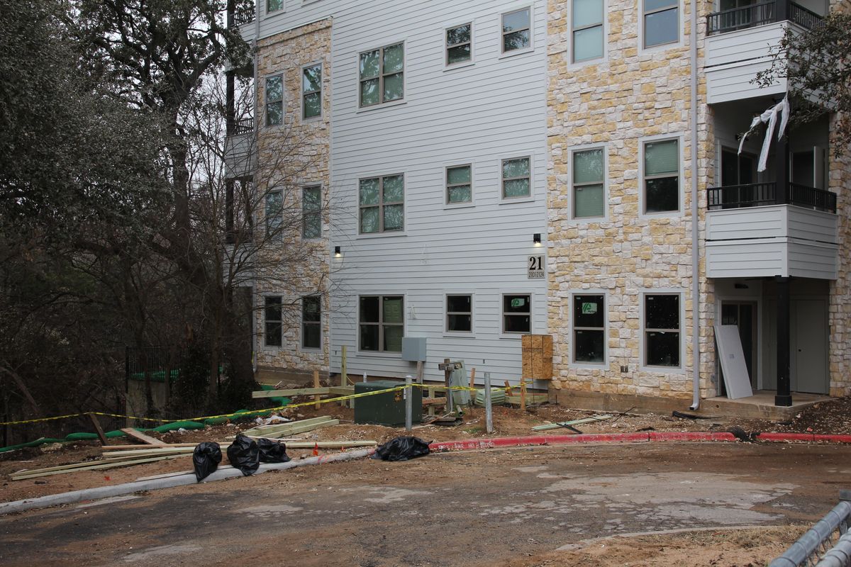 Scheduled showers, porta potties and hotel stays: Hundreds of Austin apartment complexes still don't have water
