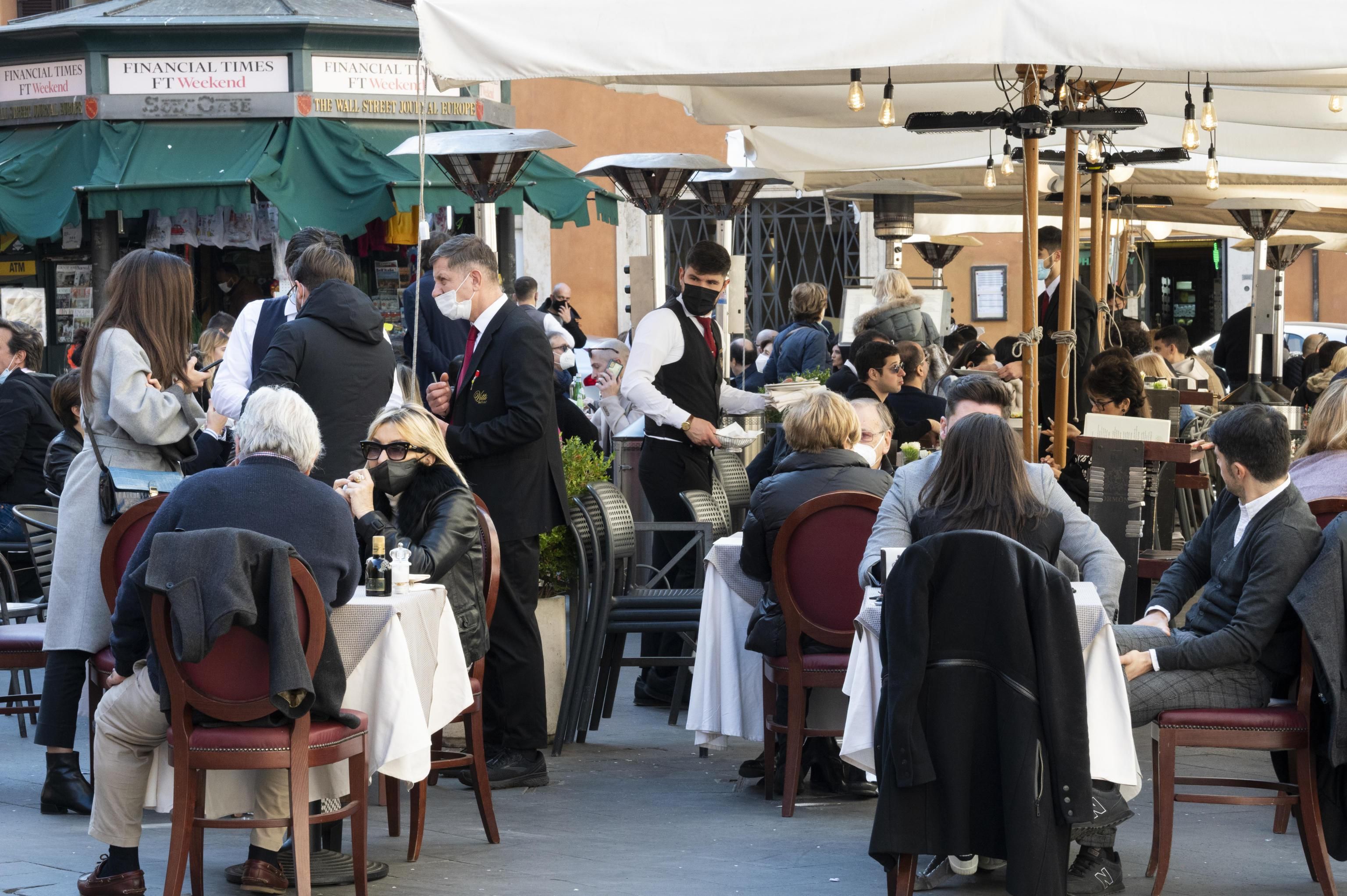 Categorie a pezzi: «Oggi aperti domani si chiude, così impazziamo»