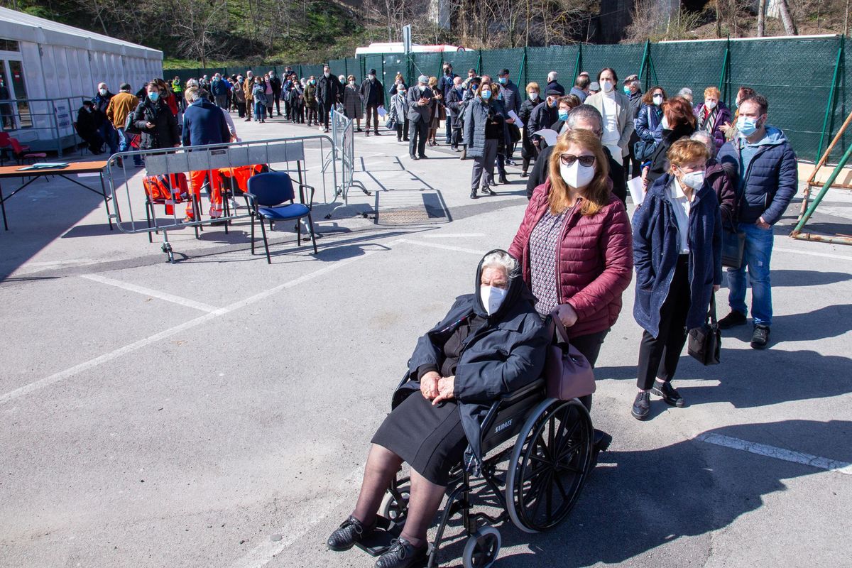 La beffa vaccini: ci sono ma non ce li fanno