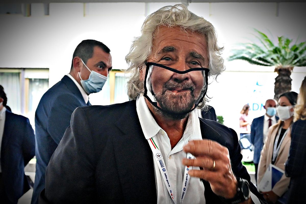 Dagli insulti al bacio della pantofola. Grillo si inginocchia davanti a Draghi