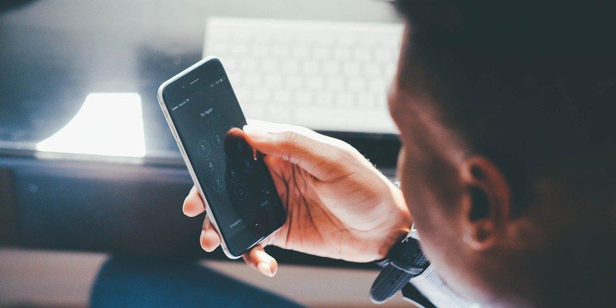 People Share Their Most Cringeworthy 'Sorry, Wrong Person' Texting Experiences