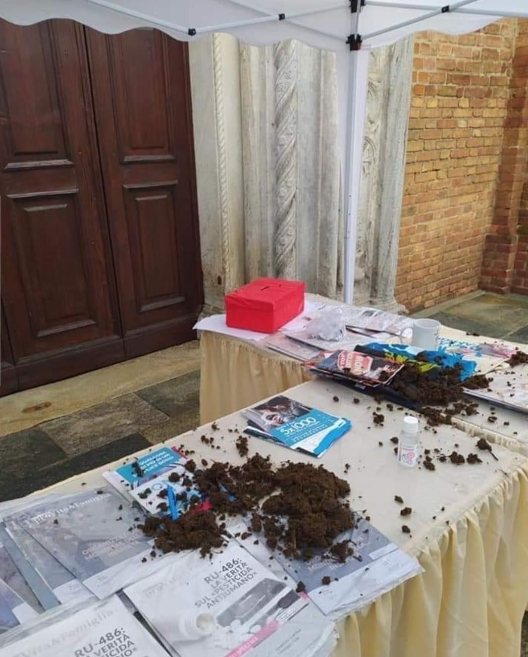 Sterco su banchetto prolife, Pro Vita e Famiglia: «Avvertimento mafioso»