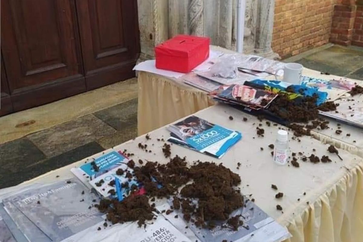 Sterco su banchetto prolife, Pro Vita e Famiglia: «Avvertimento mafioso»