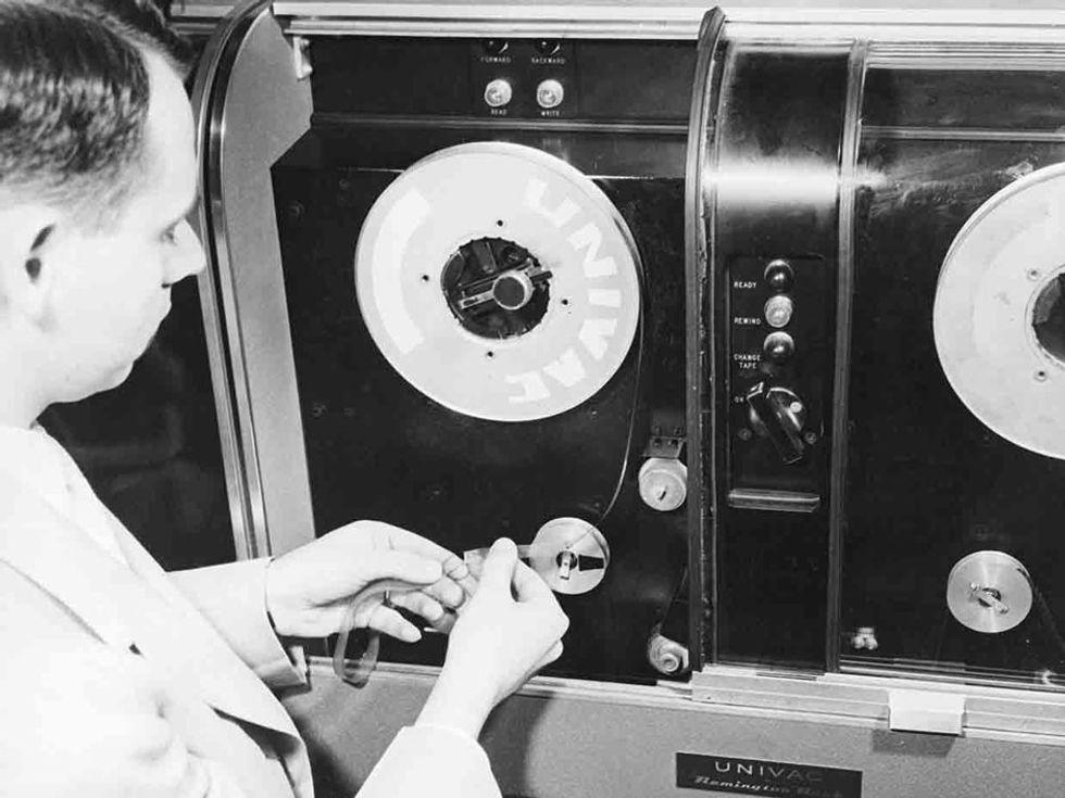 Магнитная лента информация. Магнитная лента UNIVAC. Магнитная лента IBM 726. Магнитная лента пфлюмера. UNIVAC ЭВМ 1951.
