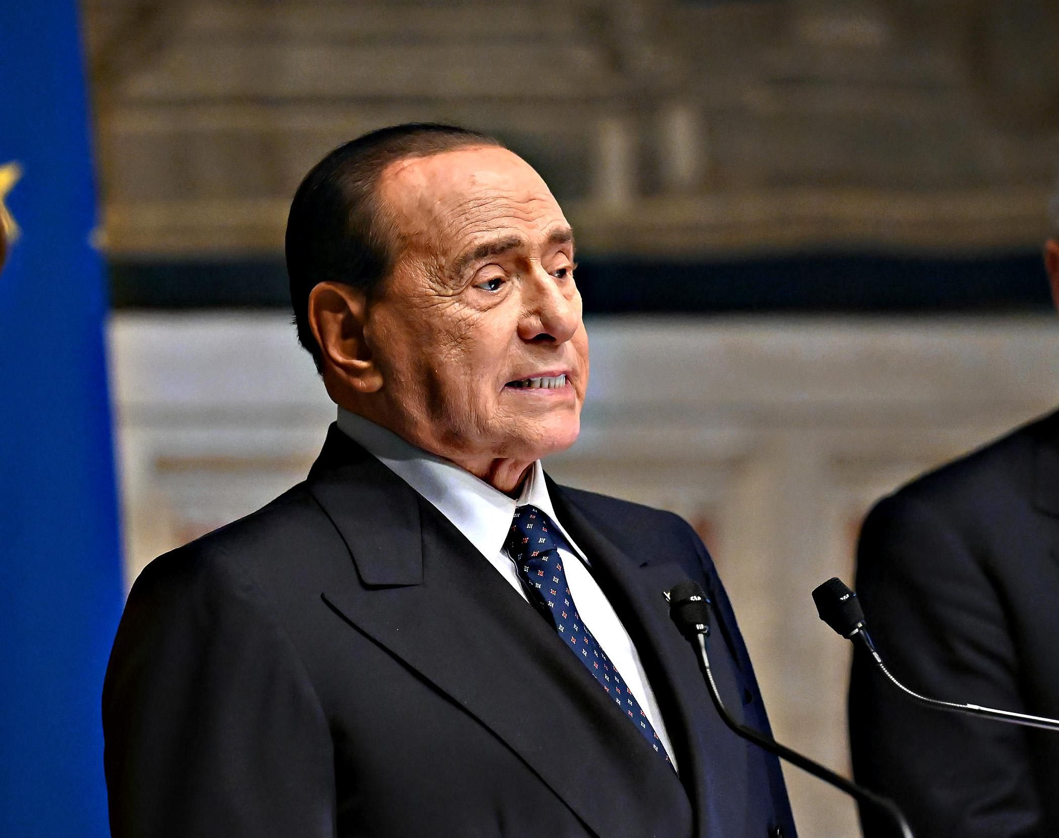 Il Cav vola dall’amico Mario e occupa il palcoscenico: «Noi con te, resta autonomo»