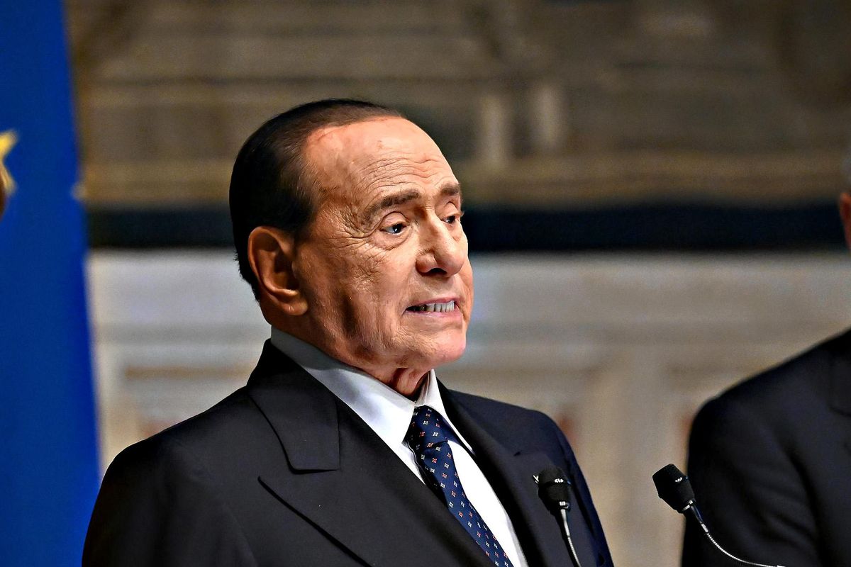 Il Cav vola dall’amico Mario e occupa il palcoscenico: «Noi con te, resta autonomo»