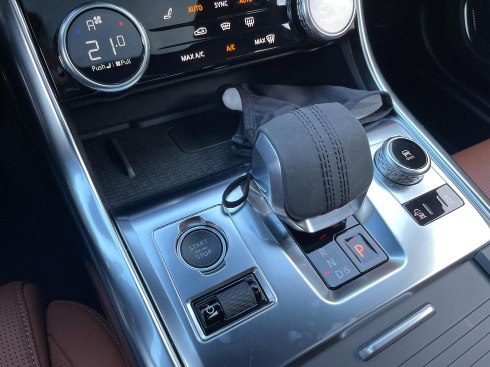 Gear selector and drive mode dial of the 2021 Jaguar XF