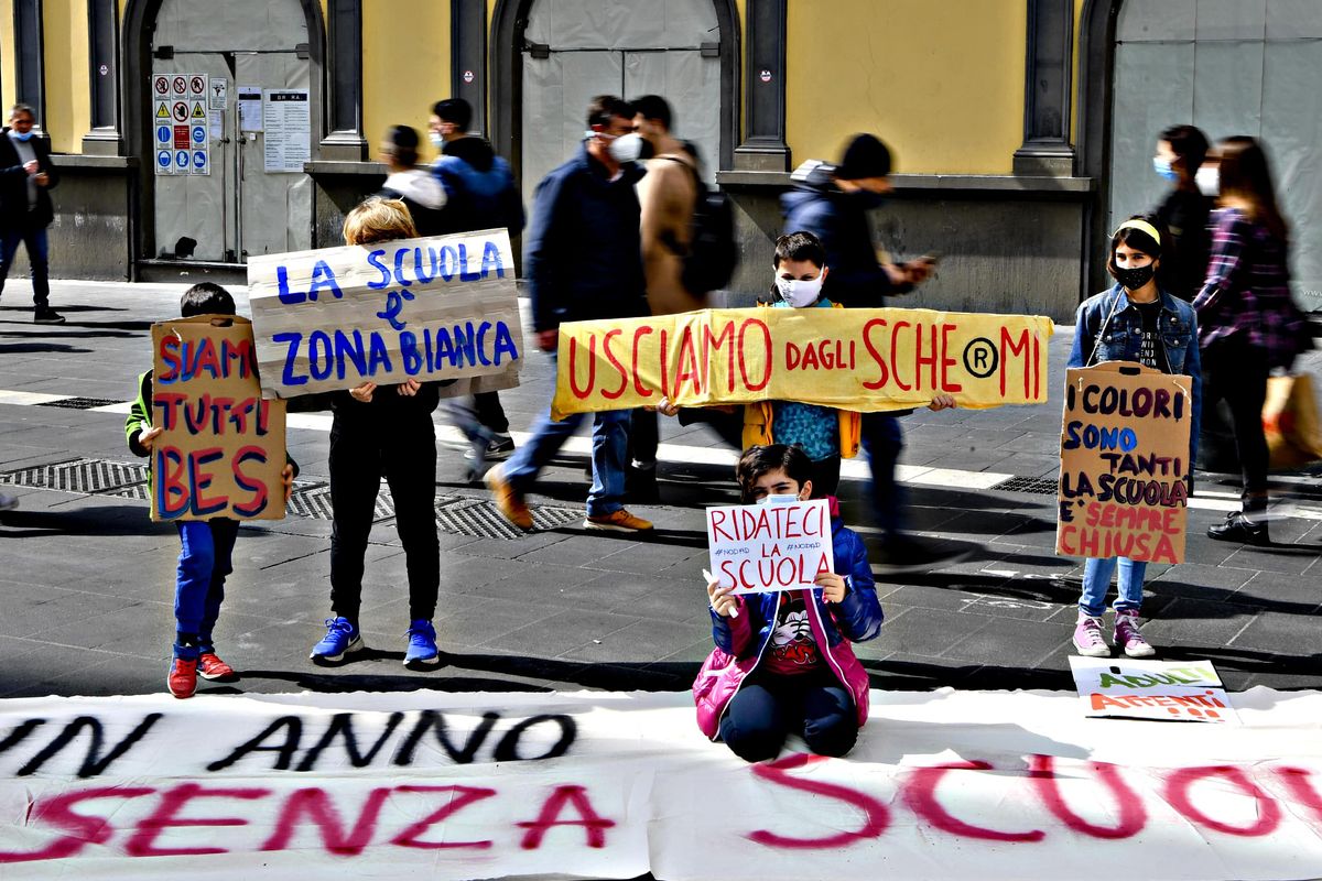 Aule chiuse pure per i figli dei medici. Alunni costretti a tornare in piazza