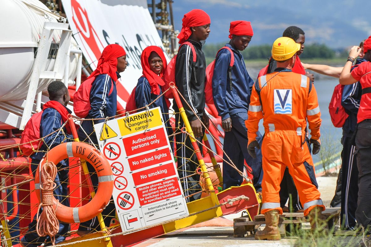 Gli scafisti picchiavano i migranti e gli attivisti delle Ong li coprivano