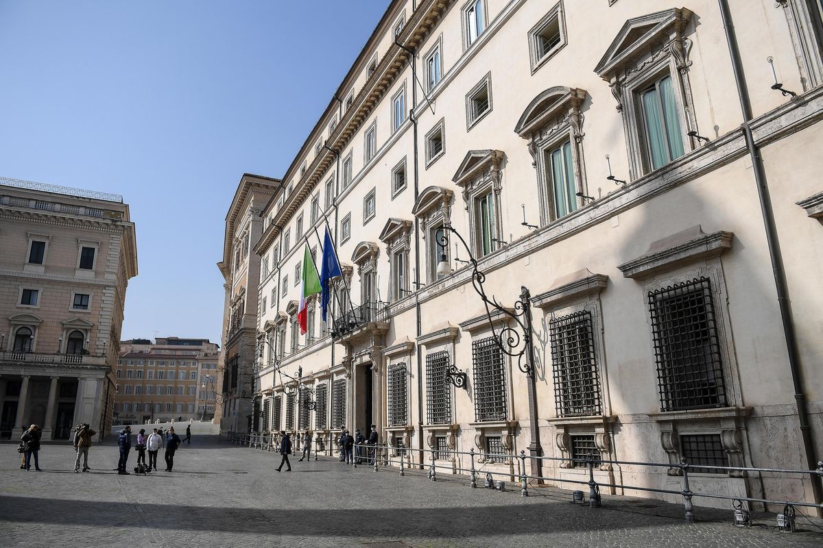 Palazzo Chigi finanzia la cooperativa che forniva «braccia» migranti al Pd