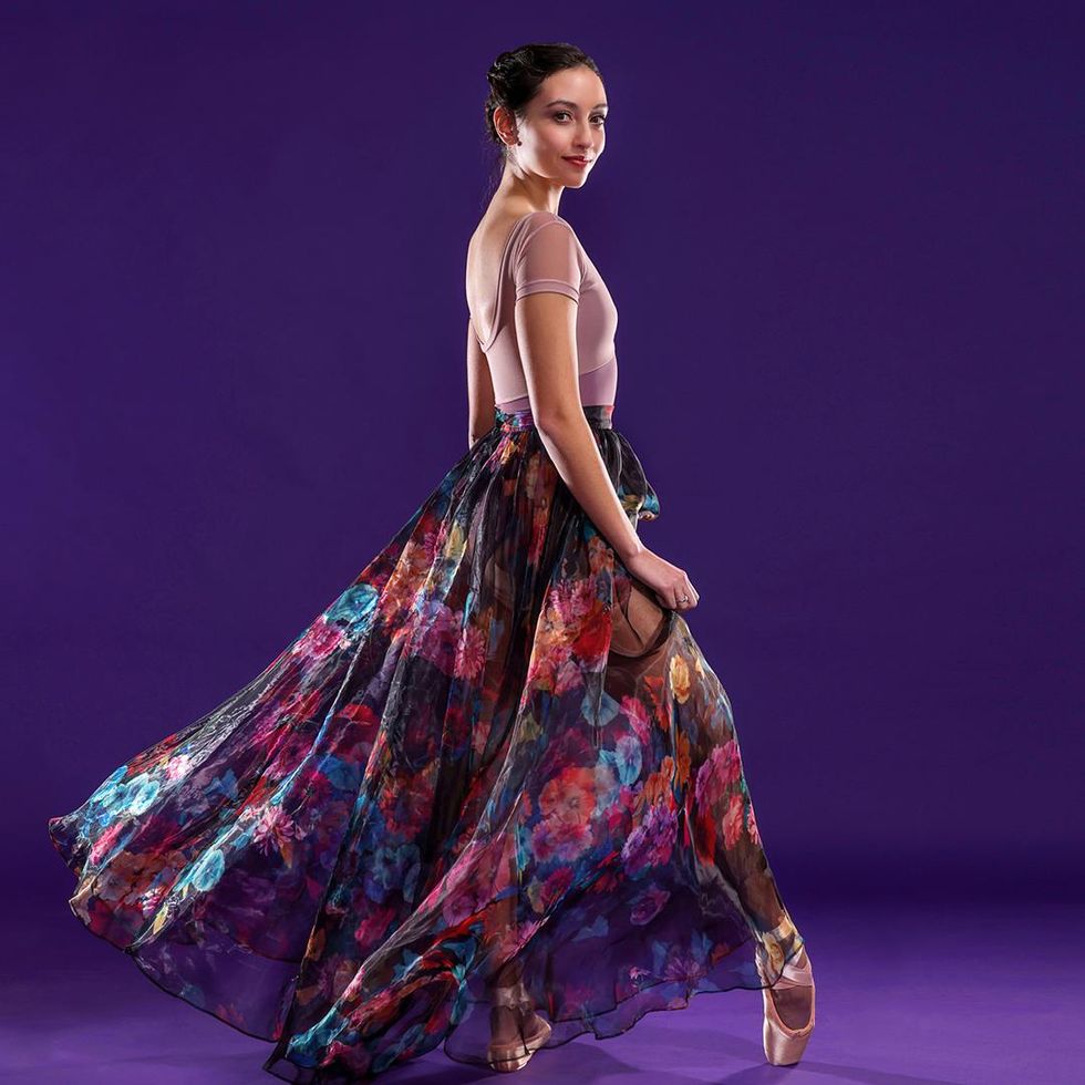 Standing in front of a bright purple backdrop, Sarah-Gabrielle Ryan wears a pink cap-sleeved leotard and long chiffon skirt with a bright floral pattern. Coming To America Happy Dance GIF. Here Are 4 Reasons to Watch. So the song we used on set didn’t even really exist – we created it while we created the choreography. Sometimes you want to have fun with the dance and then sometimes the dance had to relay comedy or having certain timing or hit certain beats in the script with the dialogue. I could tell he was enjoying himself. Two Houston locals are showing off their African dance and drum talent in the sequel of Coming 2 America FR: Just West African dance.