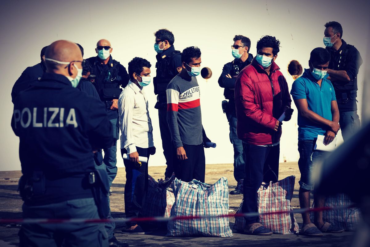 Chi traghetta immigrati fa un mare di soldi