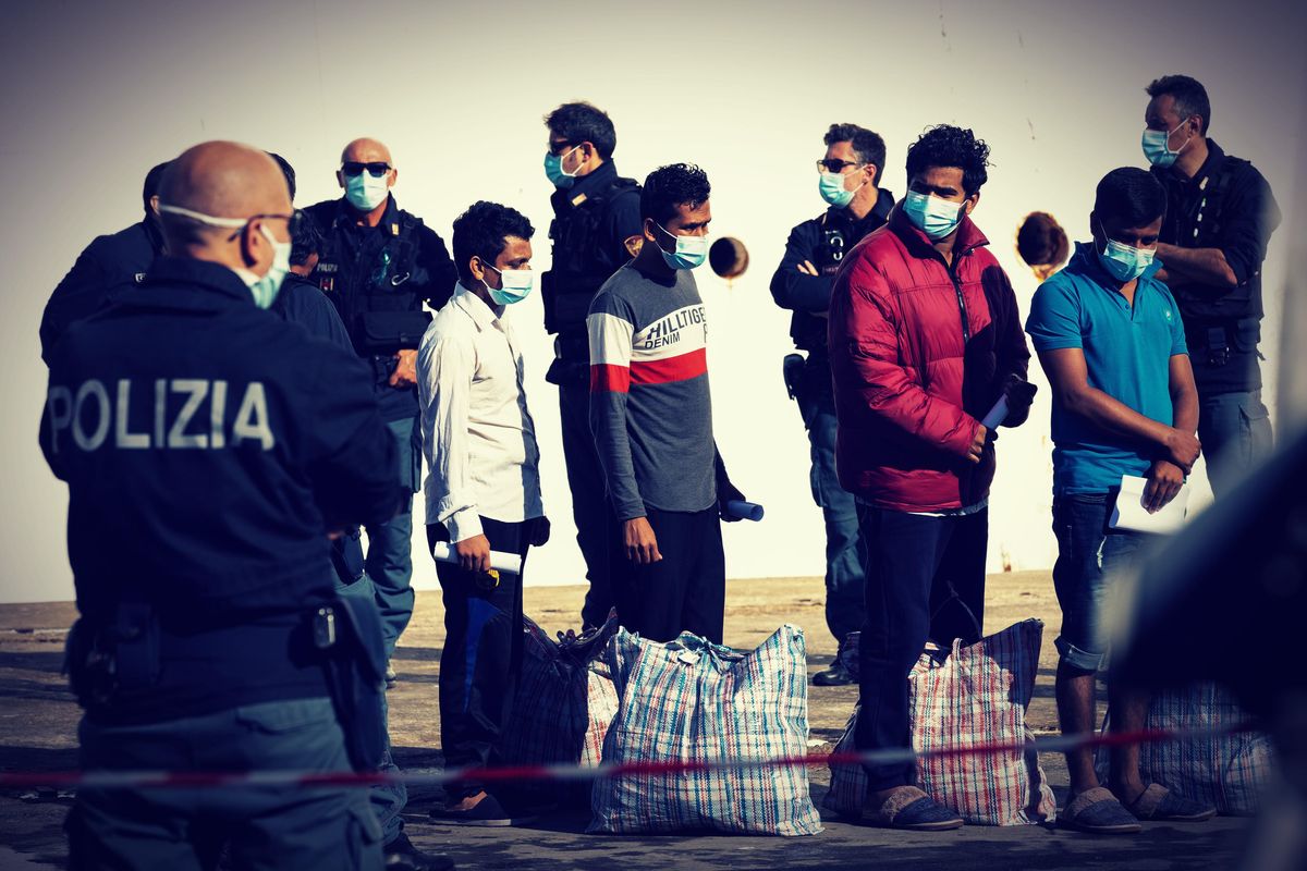 Chi traghetta immigrati fa un mare di soldi