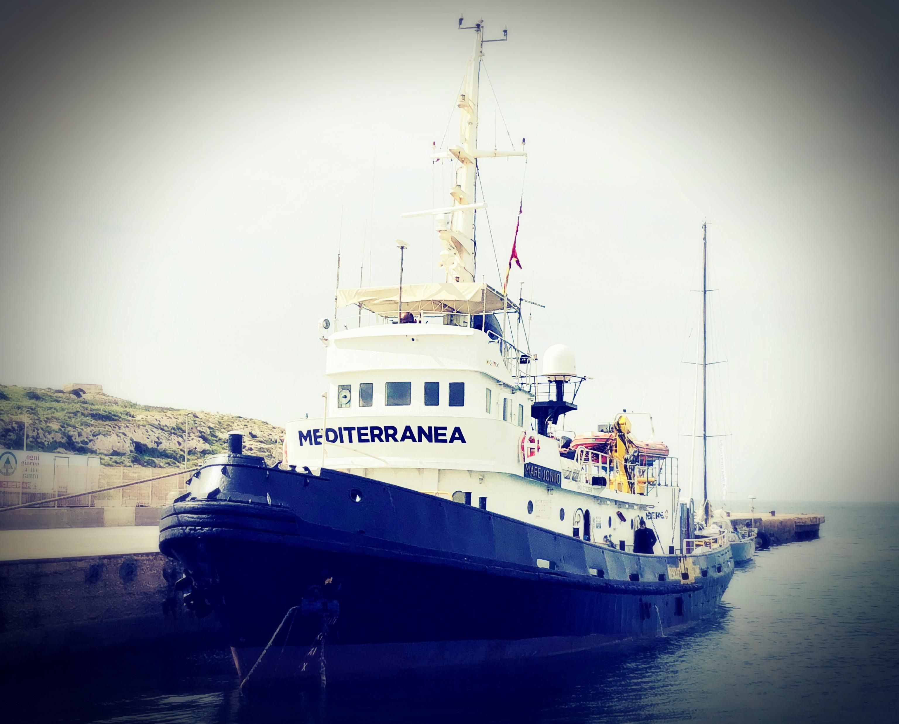 Indagine sulla Ong: «Si è fatta pagare prima di prendere clandestini a bordo»