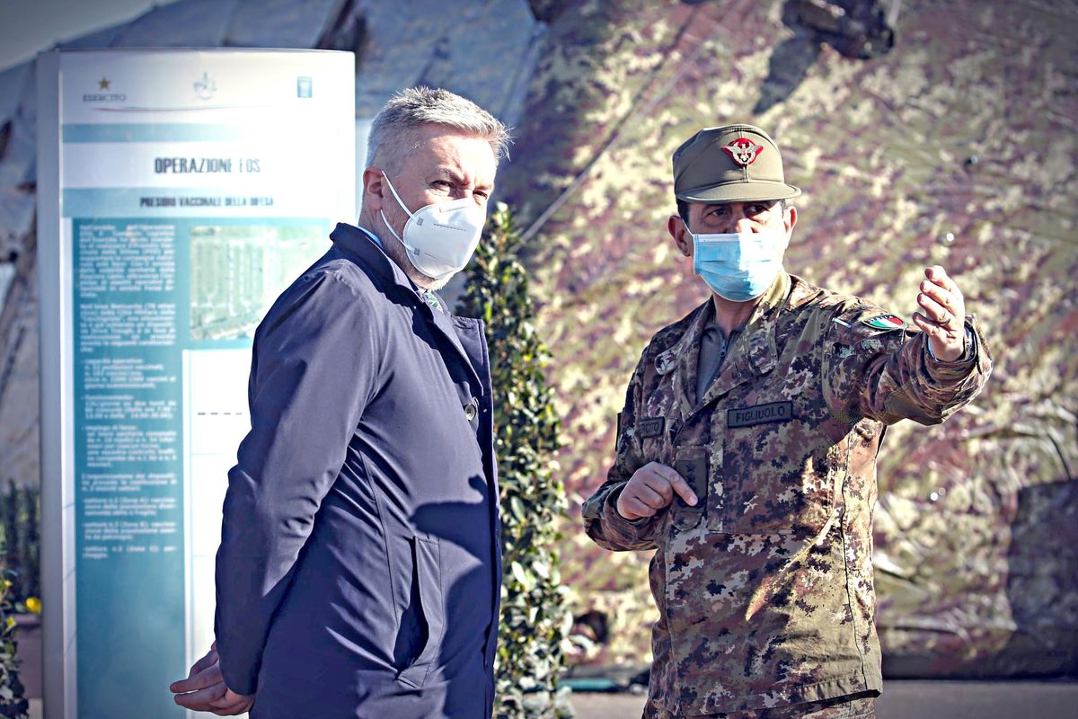 Vaccini e appalti in mano all’alpino decorato