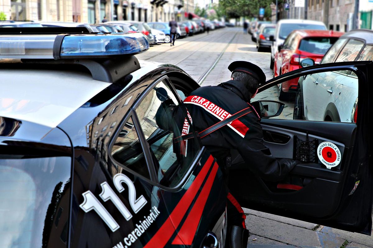 Mandano i figli a scuola: arrivano i carabinieri