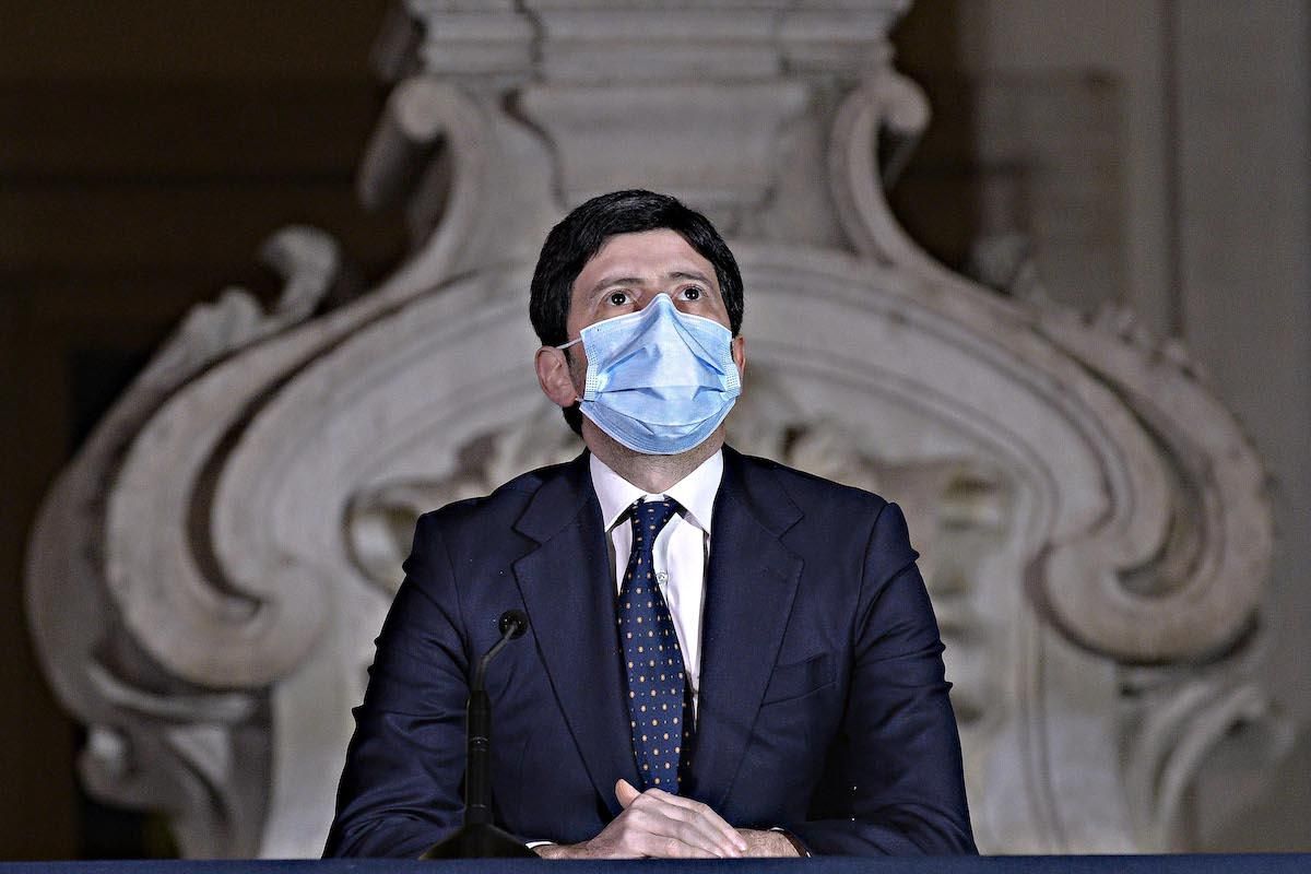 Cade la mascherina di Speranza. Dalla Cina milioni di tarocchi