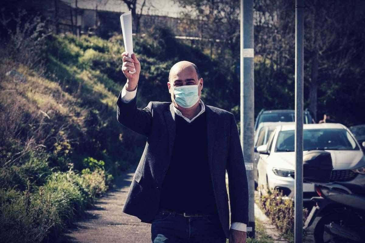 Mascherine e camici con licenze false: tre arresti. C’è un finanziatore di Renzi