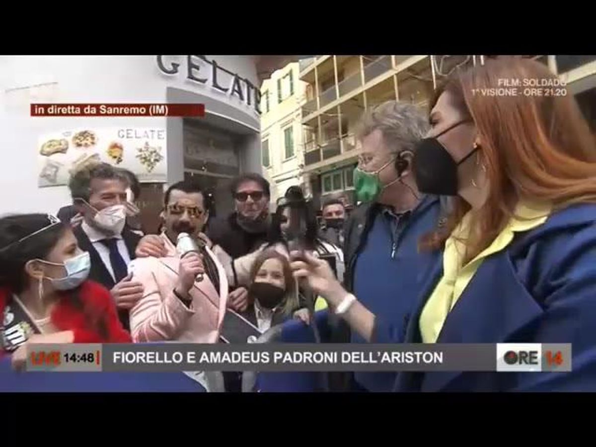Il sosia di Freddy Mercury senza mascherina davanti all'Ariston: «Io rappresento una leggenda»