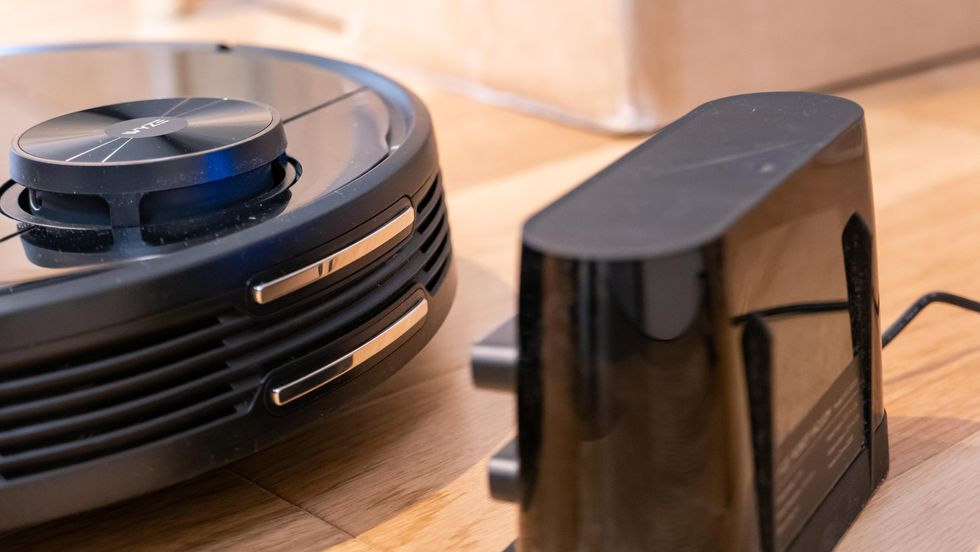 The Wyze robot vacuum cleaner and its charging station