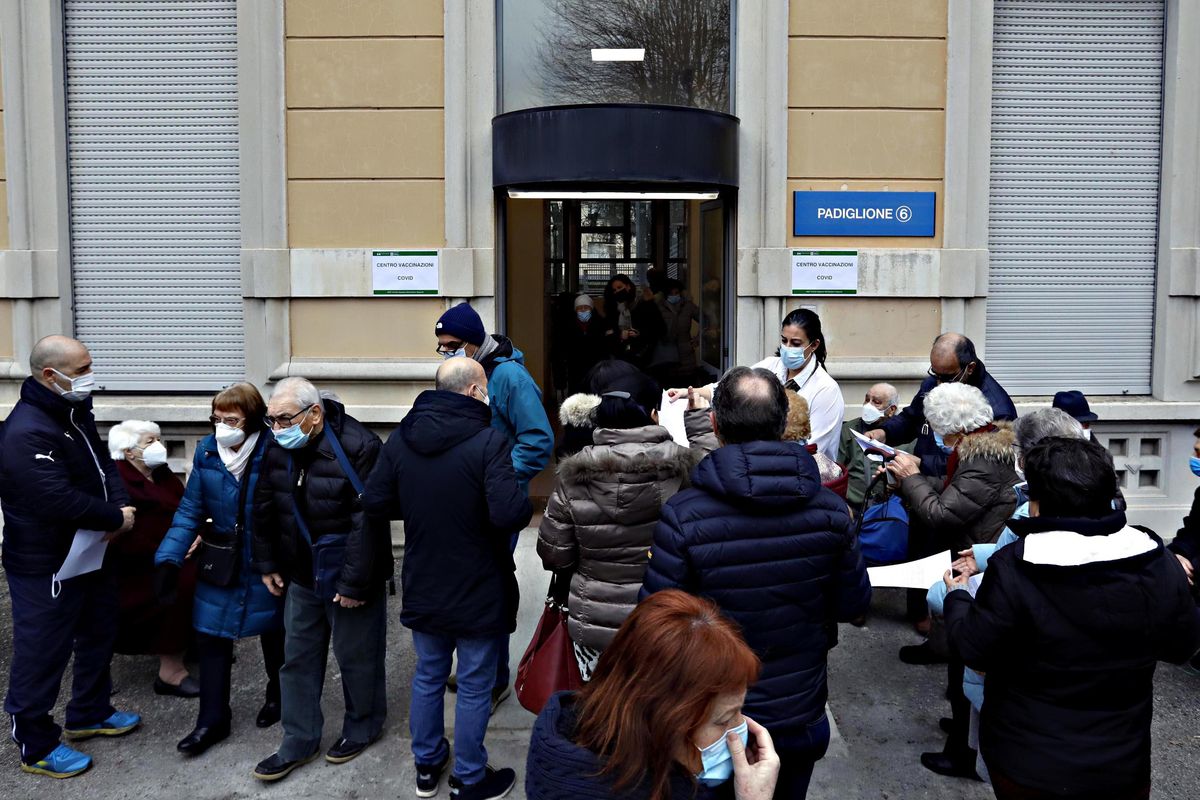 Gli umarell della fiala avanzata aspettano la puntura «a chi passa»