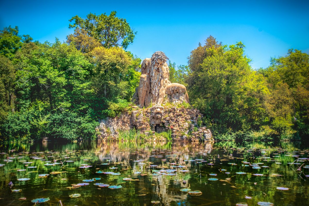 Dentro i giardini di una villa fiorentina dimora un colosso che ammazza i draghi