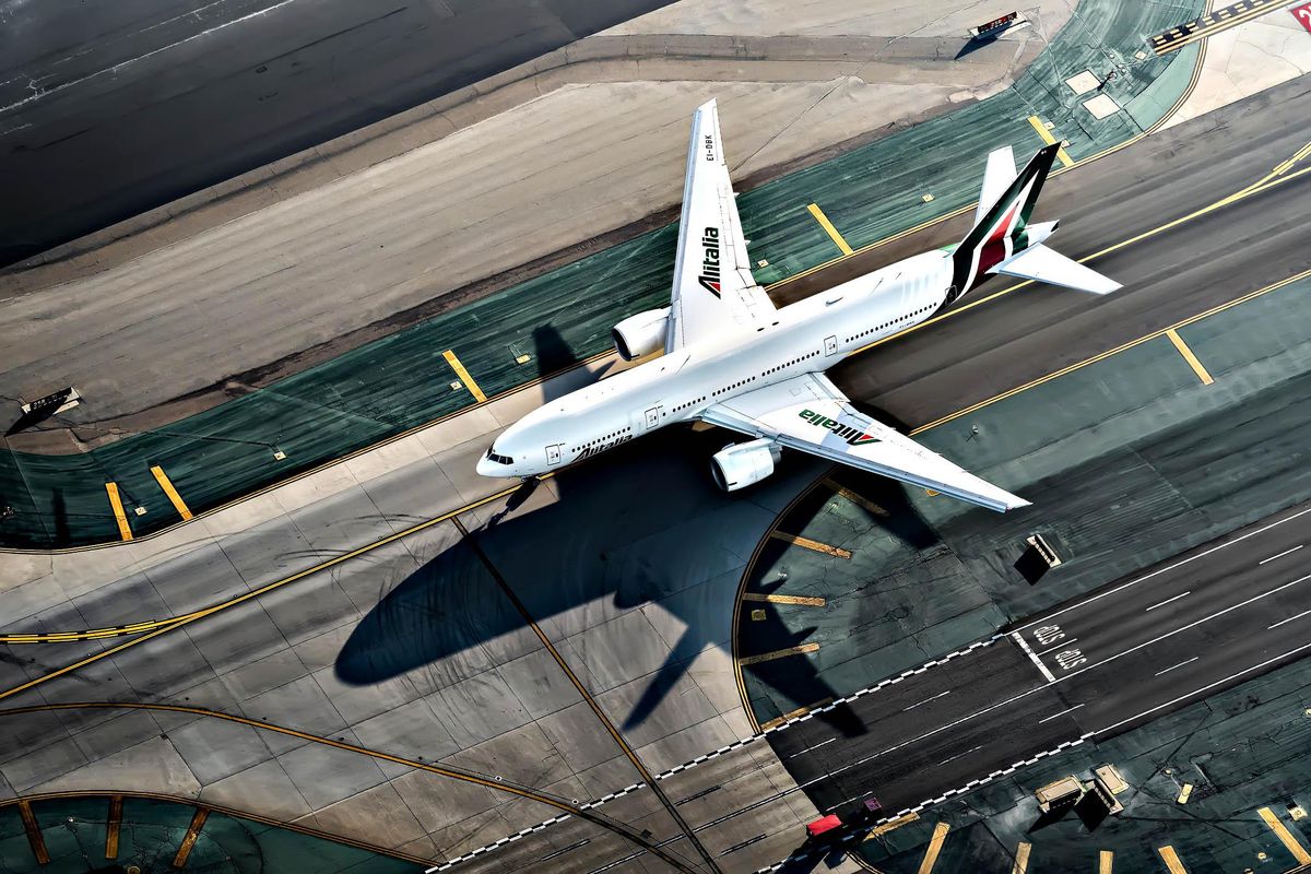 Cinture, assunzioni, aerei in leasing. Alitalia: 2,5 miliardi persi in 4 anni