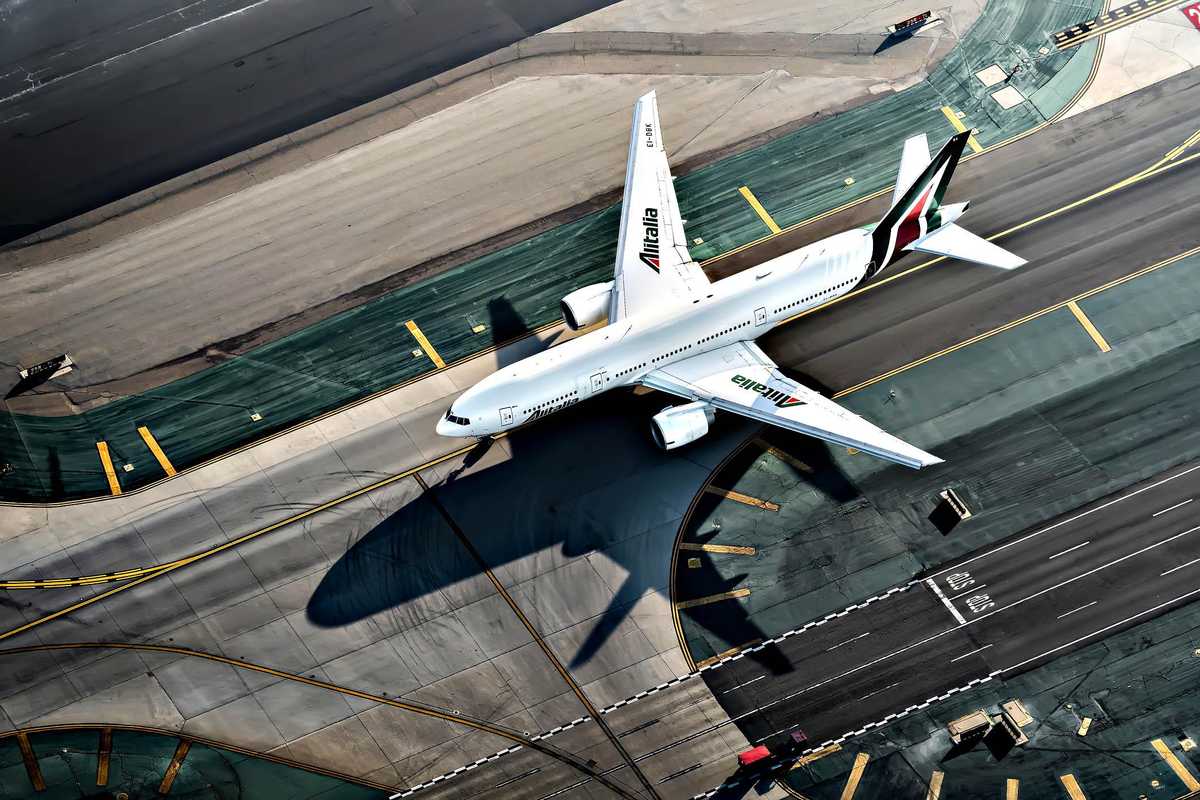 Cinture, assunzioni, aerei in leasing. Alitalia: 2,5 miliardi persi in 4 anni